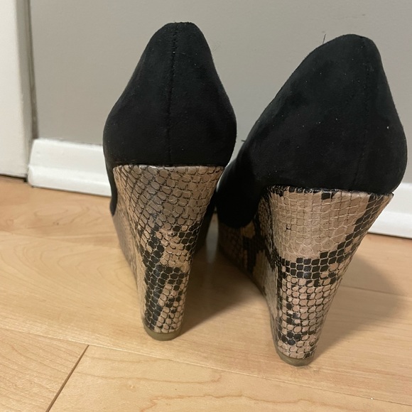 Express Black Snakeskin Open Peep Toe Wedges - Picture 4 of 8